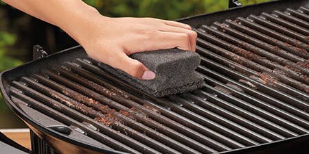 Reinigen des Grills mit Scotch-Brite® Grill Griffschwamm
