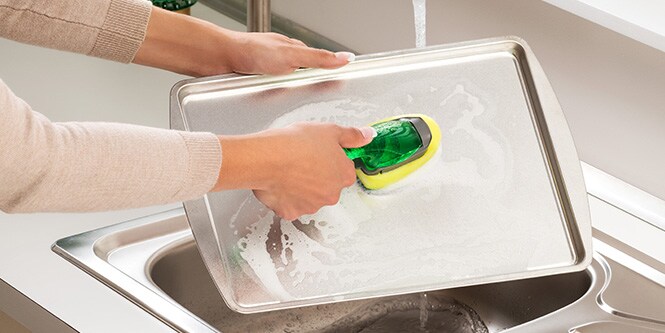 Backblech spülen mit Scotch-Brite™ Flüssigkeitsspender mit Schwamm extra stark
