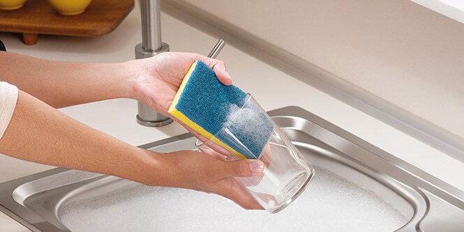 Glasreinigung mit Scotch-Brite® Delicate nicht kratzendem Reinigungsschwamm
