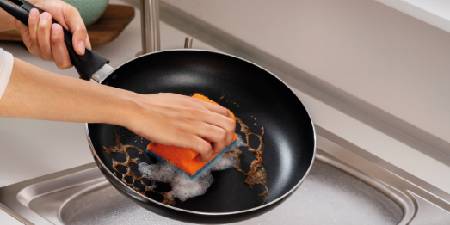 Reinigung der Pfanne mit Scotch-Brite® Delicate nicht kratzender Griffschwamm
