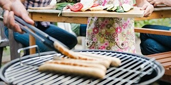 Grillen von Würstchen auf dem Grill
