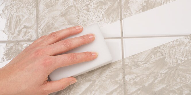 Reinigung von Küchenfliesen mit Scotch-Brite® Melaminpads
