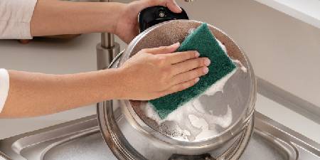  Reinigung von Edelstahltöpfen mit Scotch-Brite® extra starken Reinigungspads
